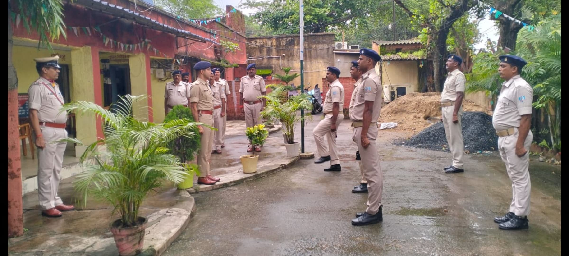 Dhanbad News : ग्रामीण एसपी ने किया महुदा थाना का निरीक्षण