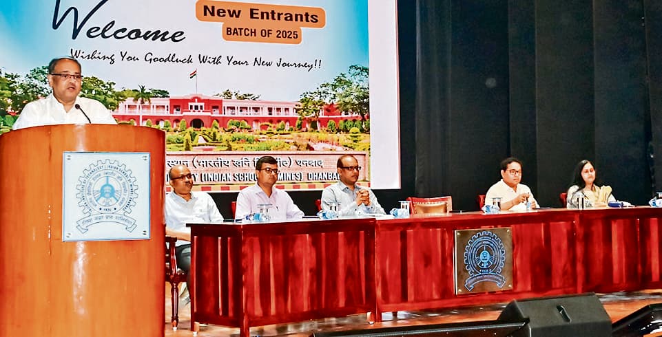 Dhanbad News : जीवन बेहतर मुकाम के लिए हर लक्ष्य को निरंतर ऊंचा रखें : प्रो सुकुमार मिश्रा