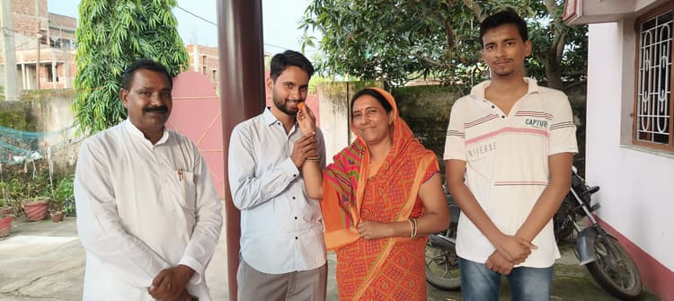 Dhanbad News : जेपीएससी में सफल राजीव रंजन ने कहा- पापा के सपने को पूरा करने की खुशी है