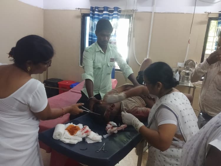 सड़क दुर्घटना में दो बाइक सवार गंभीर रूप से जख्मी