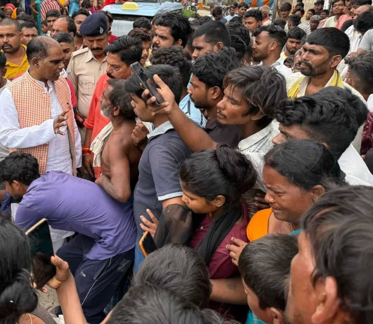 Saran News गड़खा में युवक की हत्या से आक्रोश, पूर्व मंत्री सुरेंद्र राम ने परिजनों से की मुलाकात