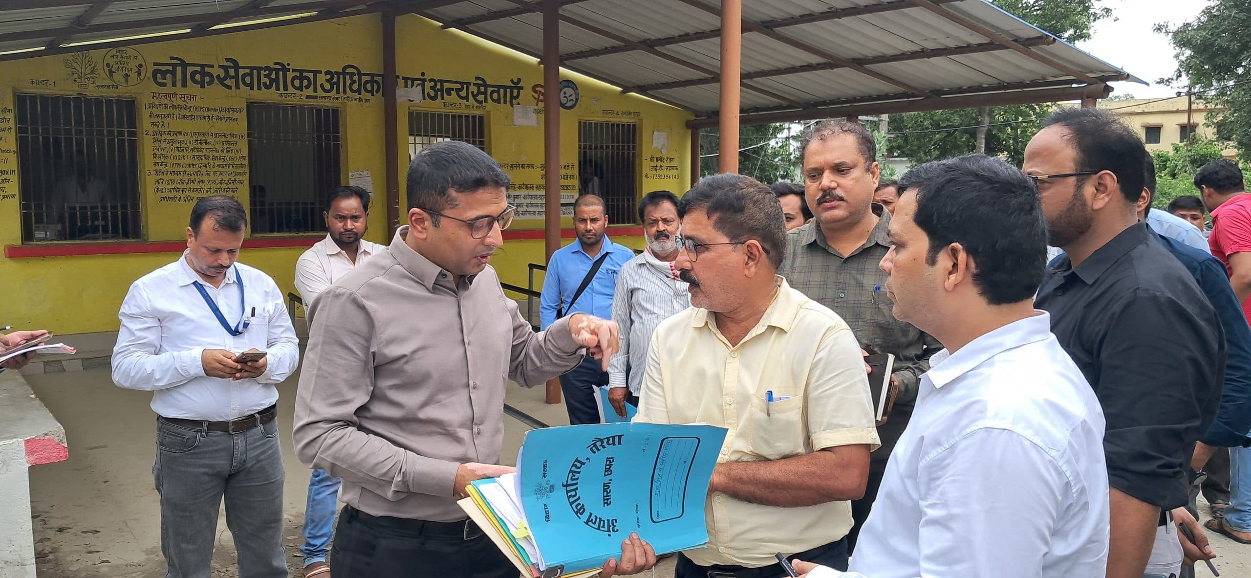 Saran News : छूटे मतदाताओं का नाम जोड़ें, मृतकों का हटायें : डीएम