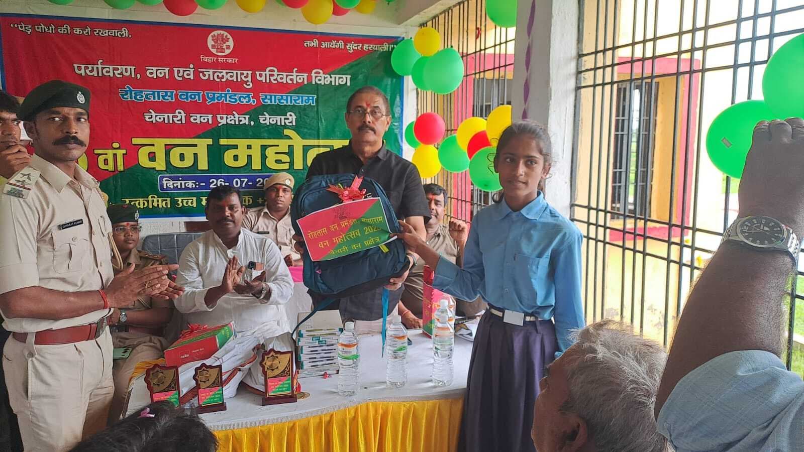 76वें वन महोत्सव पर बीइओ ने बांटी पाठ्य सामग्री