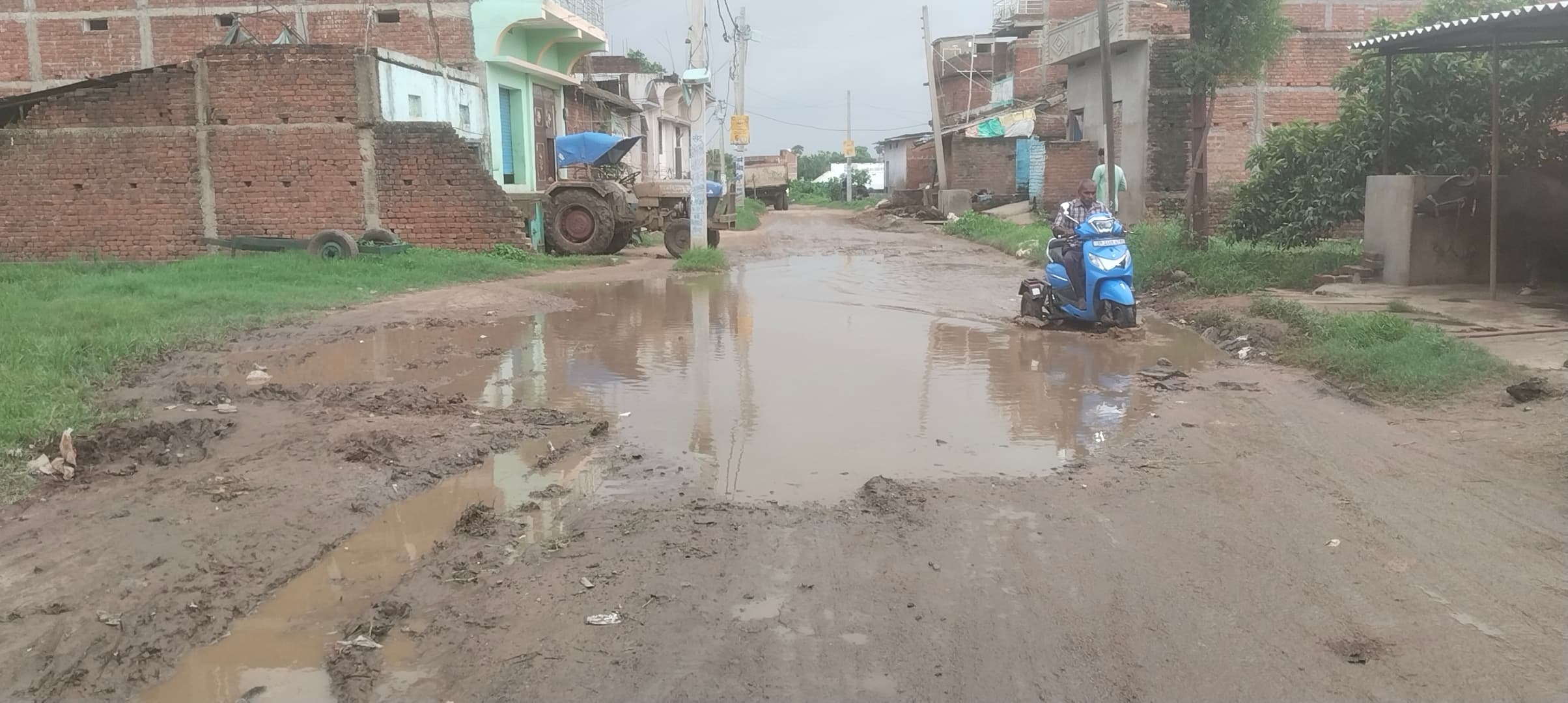 इटिम्हा - मरोझिया मुख्य पथ पर जलजमाव से राहगीर परेशान