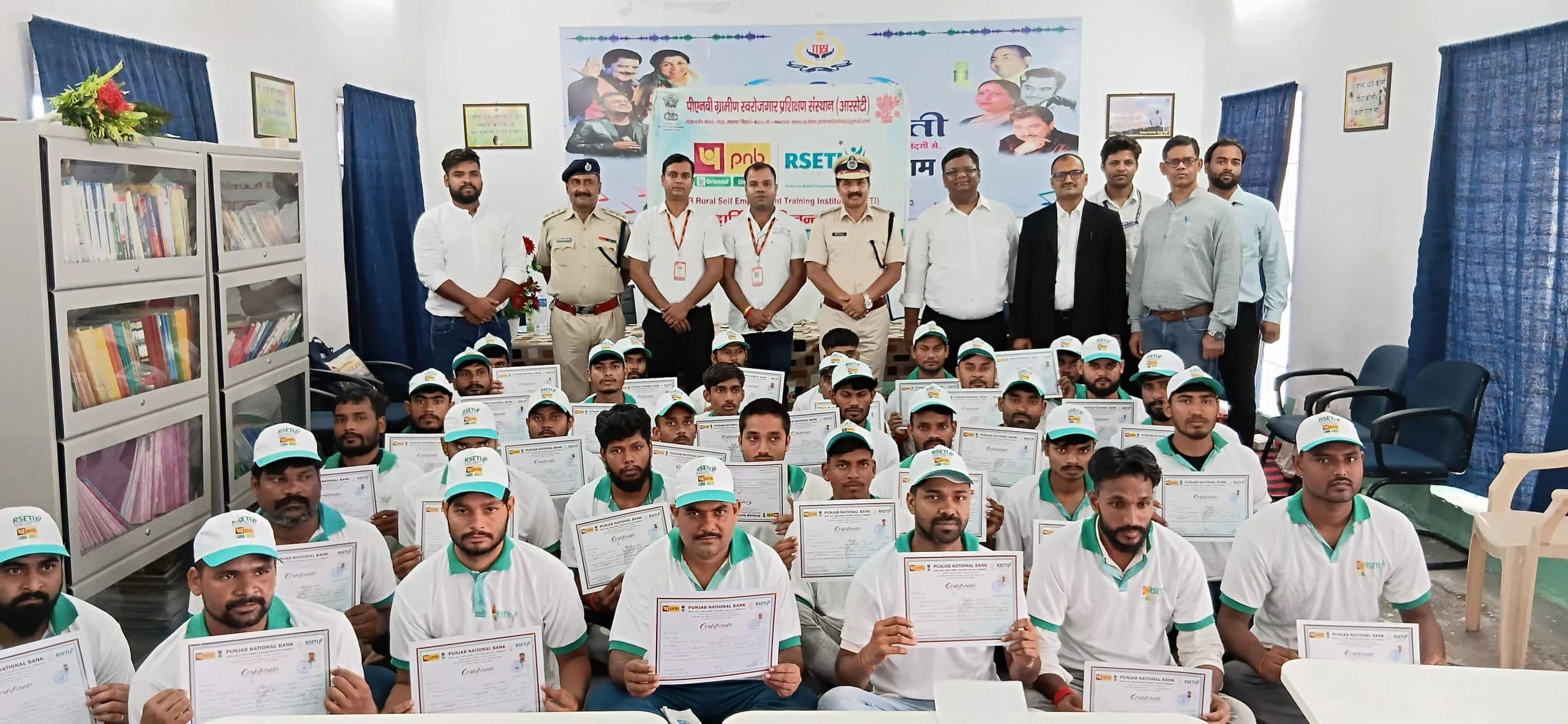 मछली पालन प्रशिक्षण प्राप्त बंदियों को मिला प्रमाणपत्र