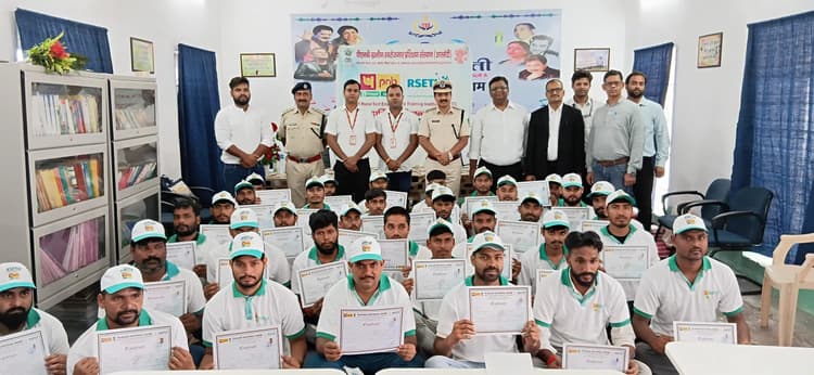 मछली पालन प्रशिक्षण प्राप्त बंदियों को मिला प्रमाणपत्र