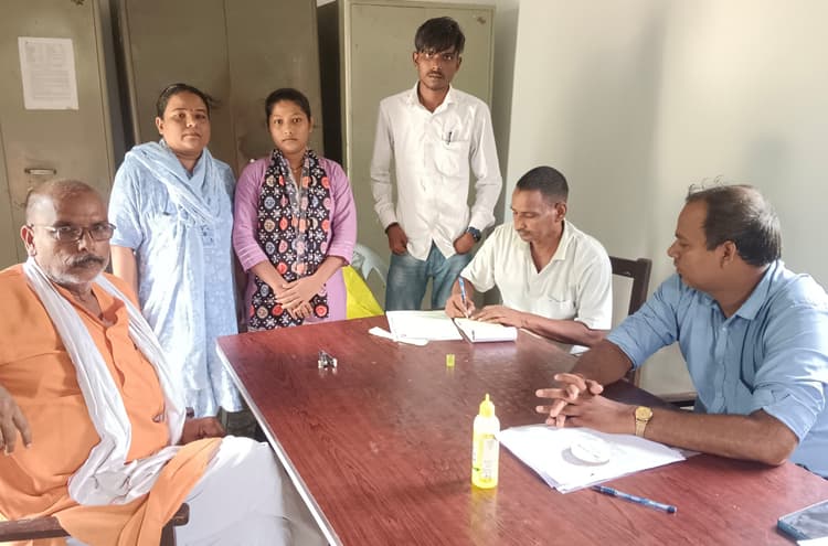 Saran News : डॉ भृगुनाथ यादव डिग्री कॉलेज में नामांकन की अंतिम तिथि पर उमड़ी भीड़