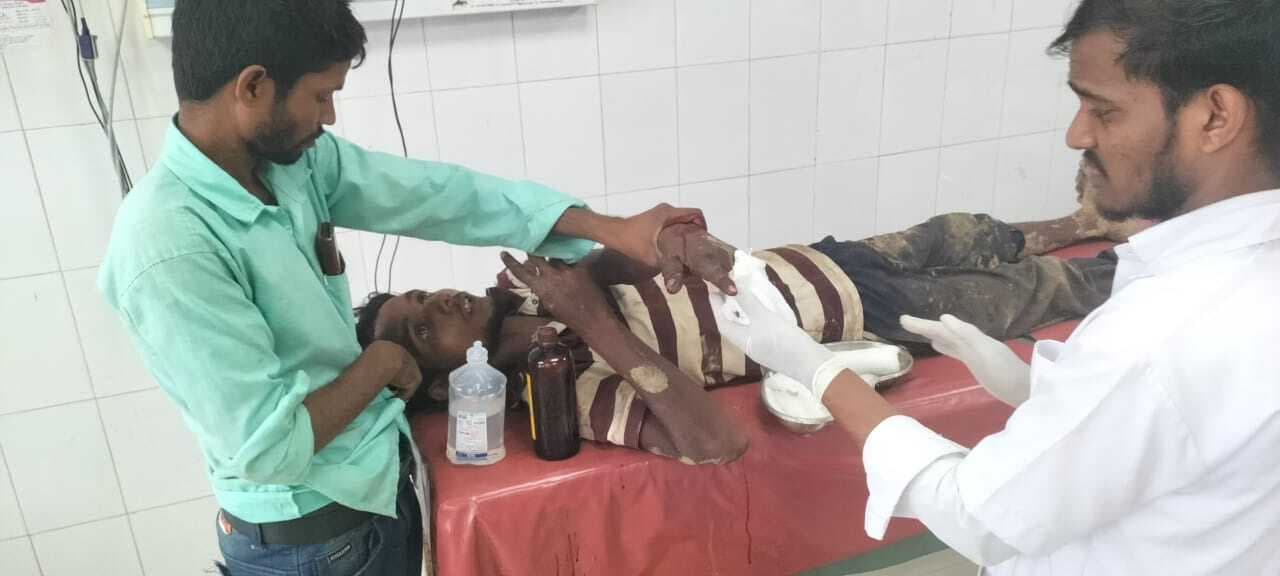 बोरिंग के दौरान मिस्त्री का हाथ मशीन में फंसने से अंगुलियां कटी