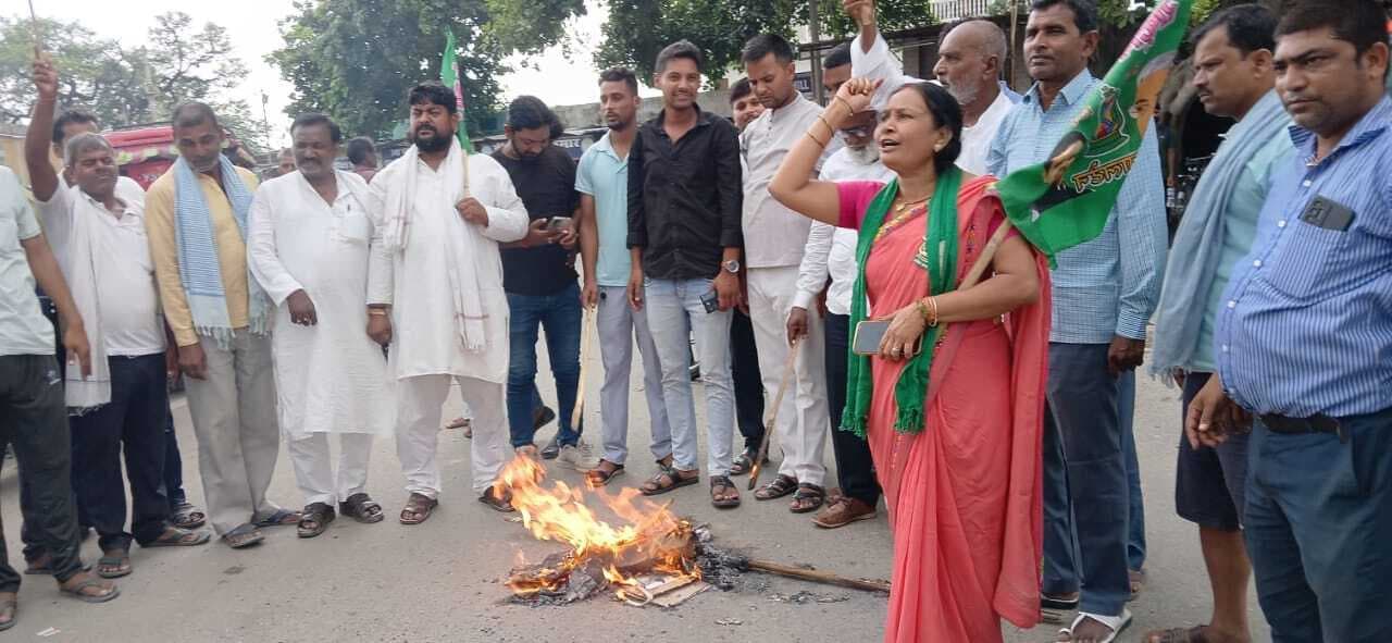 Saran News : राजद ने उपमुख्यमंत्री सम्राट चौधरी का किया पुतला दहन