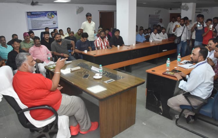 नगर में 23 व ग्रामीण क्षेत्रों में हो 18 घंटे बिजली आपूर्ति : सांसद