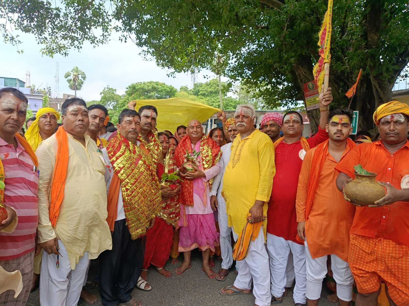 Saran News : मानूपुर में शिव मंदिर की प्राणप्रतिष्ठा को लेकर निकाली गयी कलशयात्रा
