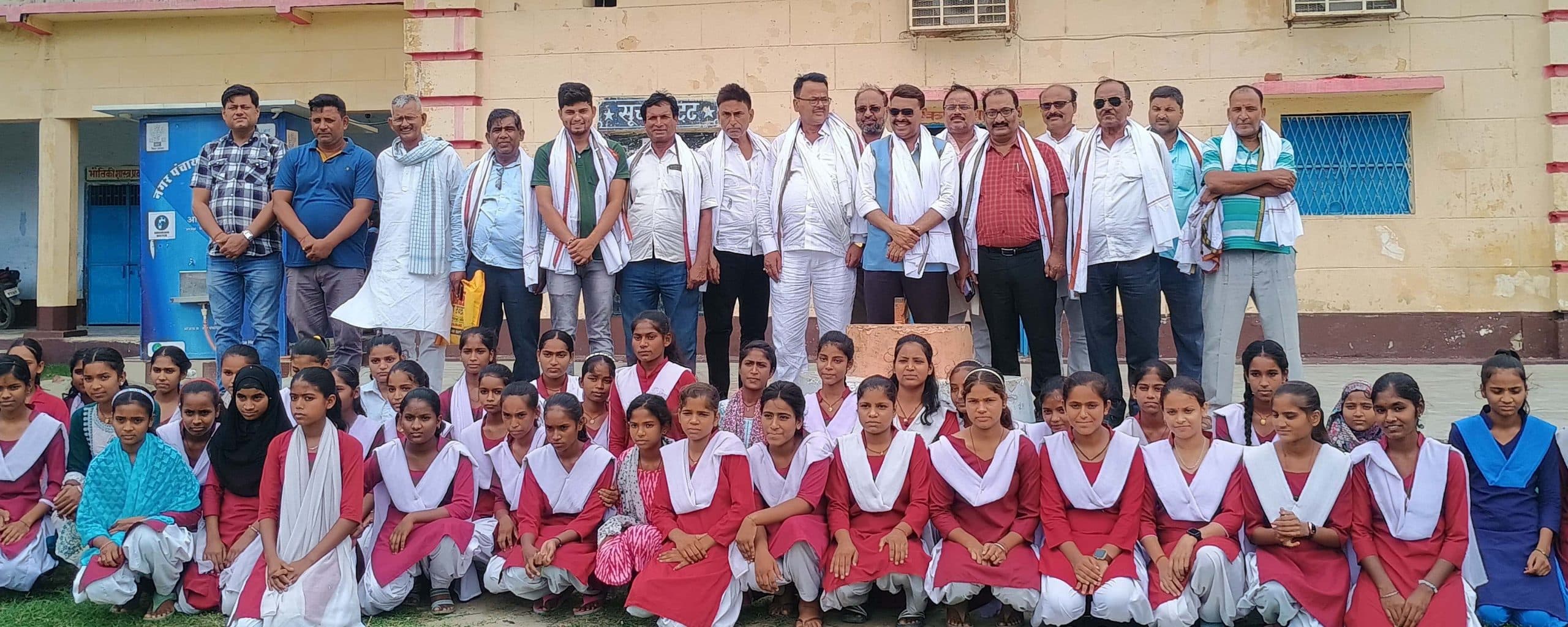 Saran News : परसा उच्च विद्यालय में पौधारोपण कर दिया गया हरियाली का संदेश