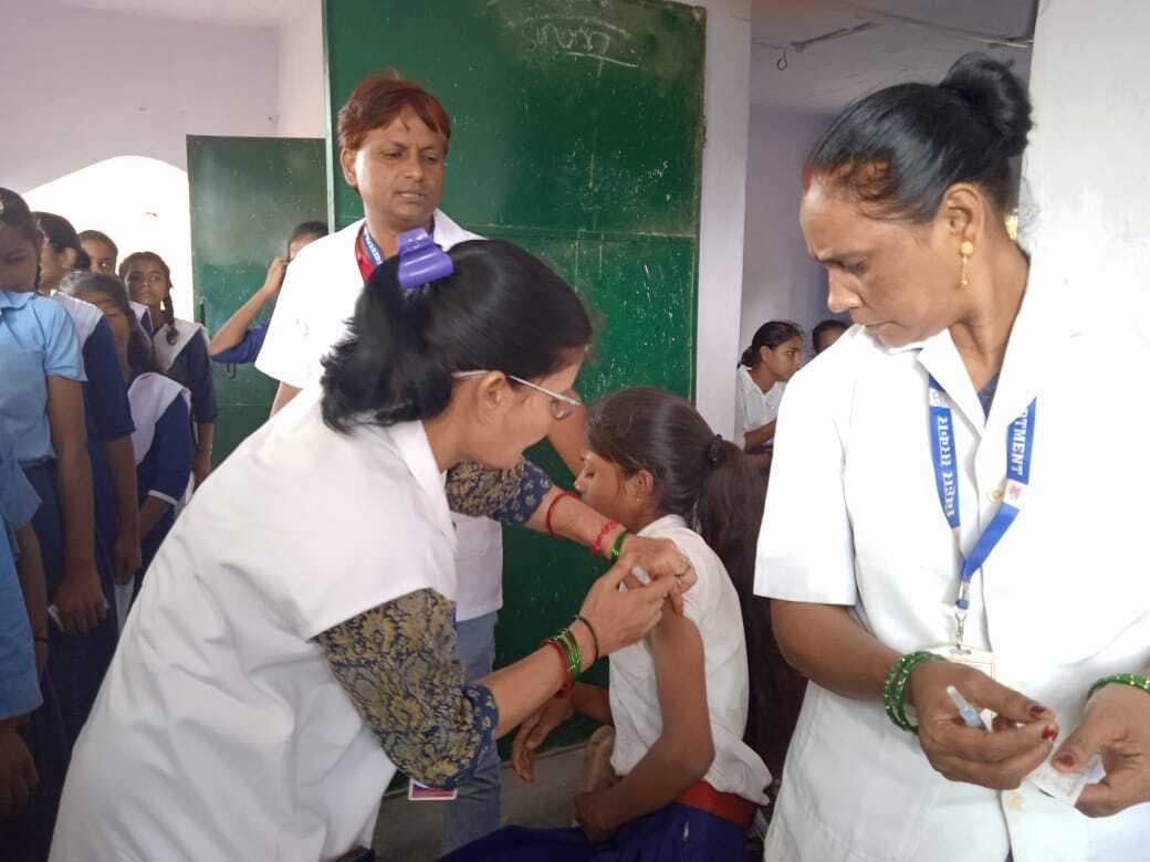 Saran News : सिताबदियारा विद्यालय में 25 बच्चियों को लगाया गया एचपीवी टीका