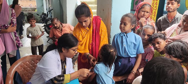 सर्वाइकल कैंसर से बचाव के लिए दी गयी वैक्सीन की खुराक