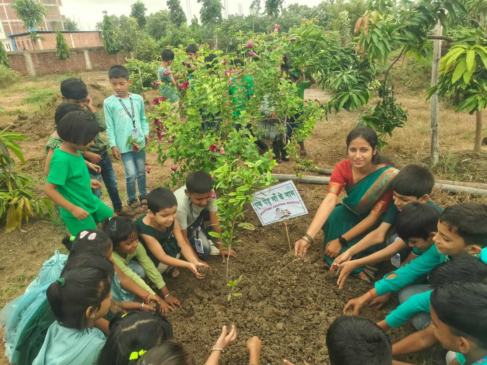 स्कॉटिश सेंट्रल स्कूल में बच्चों ने किया पौधरोपण