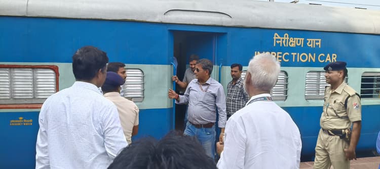 डीआरएम ने रेलवे अधिकृत रोहतास उद्योग परिसर का किया दौरा