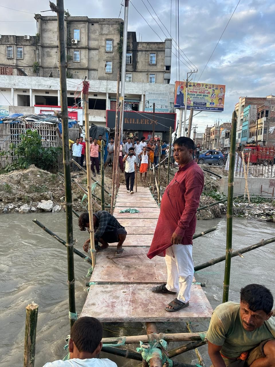 Motihari: जनसहयोग से हुआ चचरी पुल का निर्माण