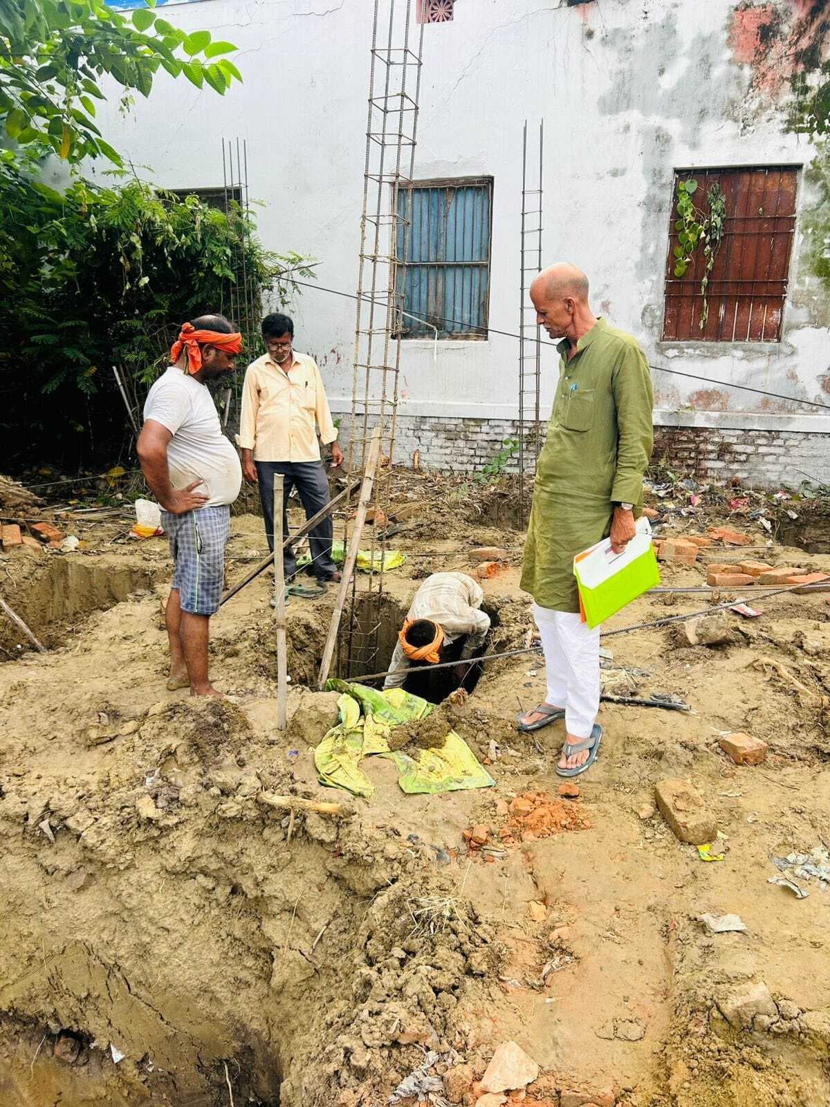 थावे बस स्टैंड पर सुलभ शौचालय निर्माण शुरू, परेशानी होगी दूर