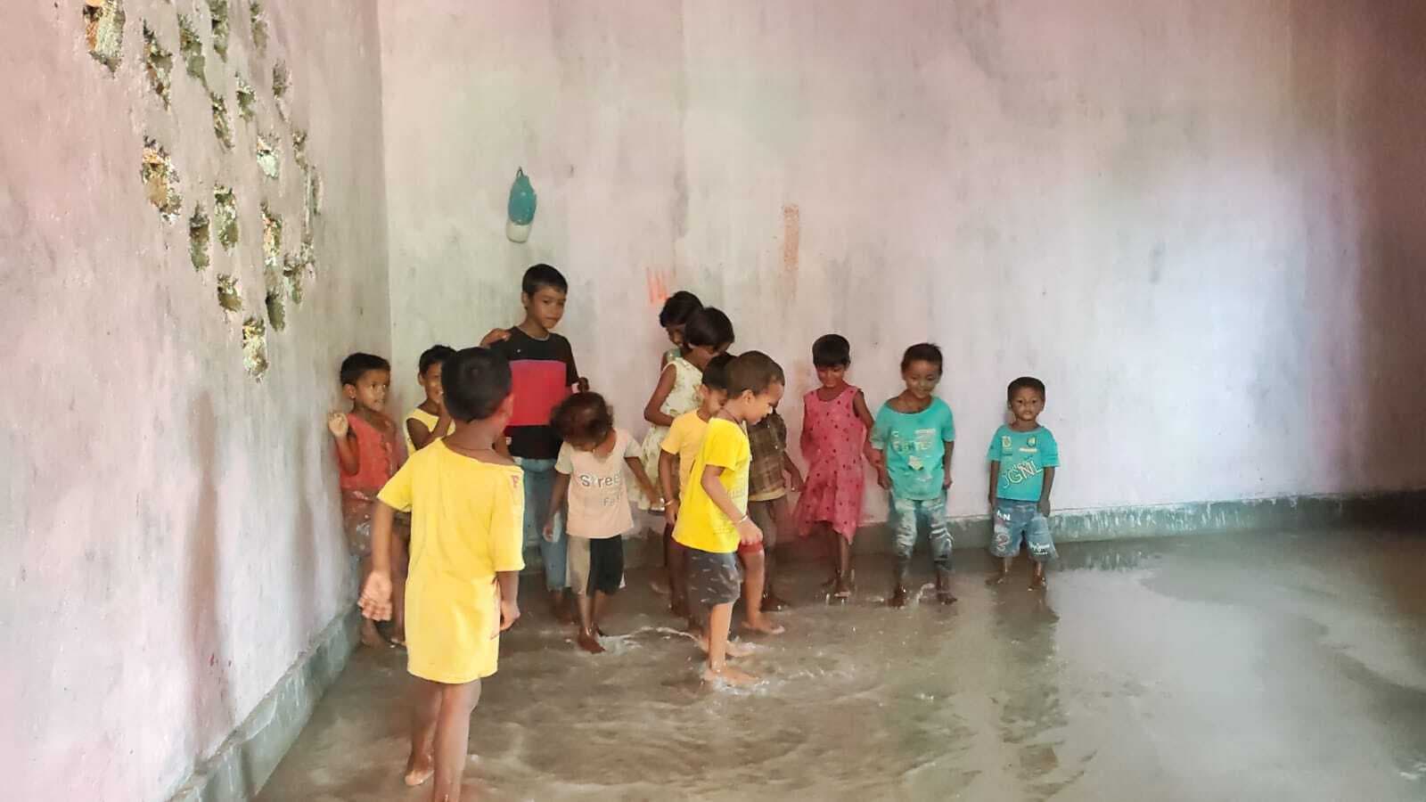 नये बने आंगनबाड़ी भवन की छत से टपक रहा पानी, बच्चो को बैठना भी मुश्किल