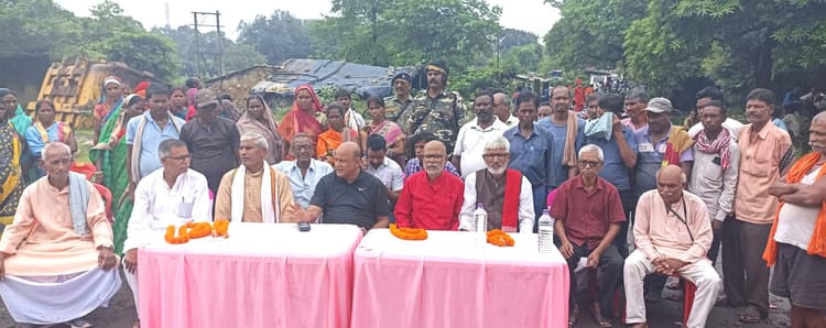 Dhanbad News : माननीयों के इशारे पर बाघमारा में हो रहा मजदूरों पर शोषण : अरूप चटर्जी