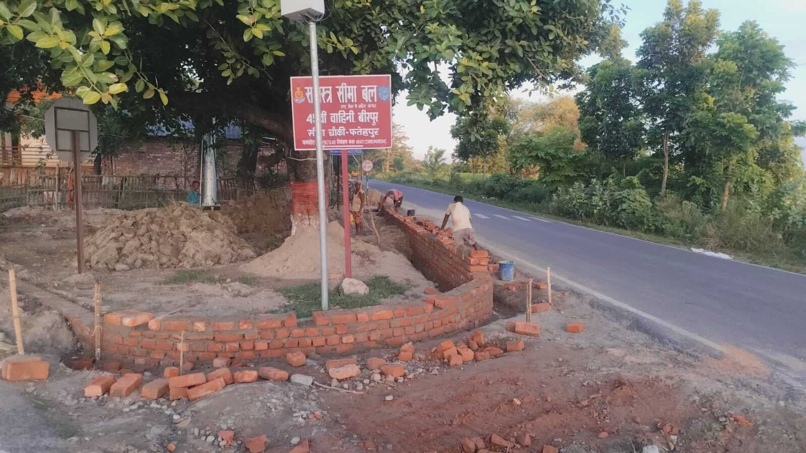तीनकोनिया शिव मंदिर के पास मिनी पार्क का हो रहा निर्माण
