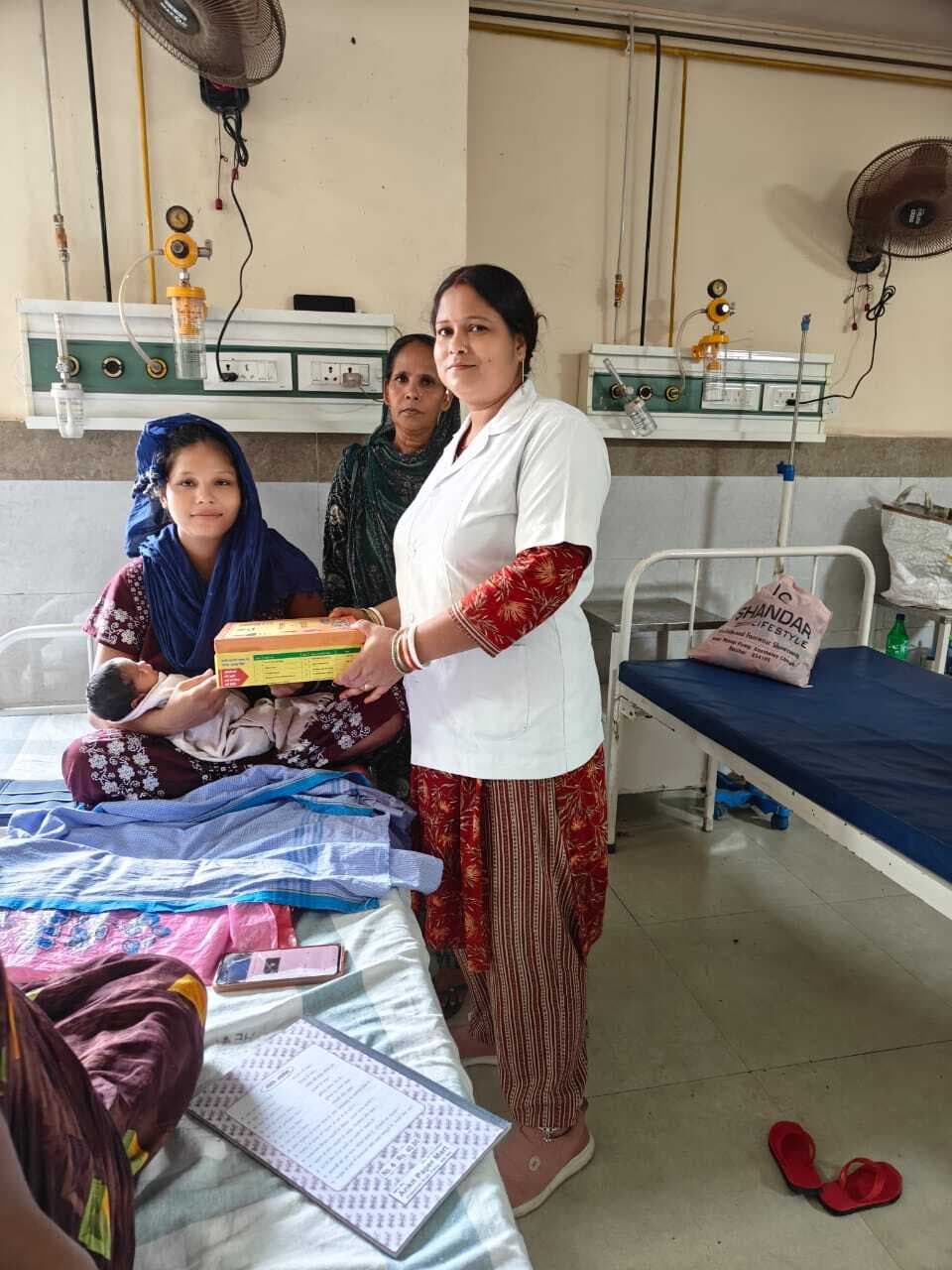 प्रसव बाद डिस्चार्ज होने पर प्रसुता को स्वास्थ्य विभाग उपलब्ध करा रहा किट