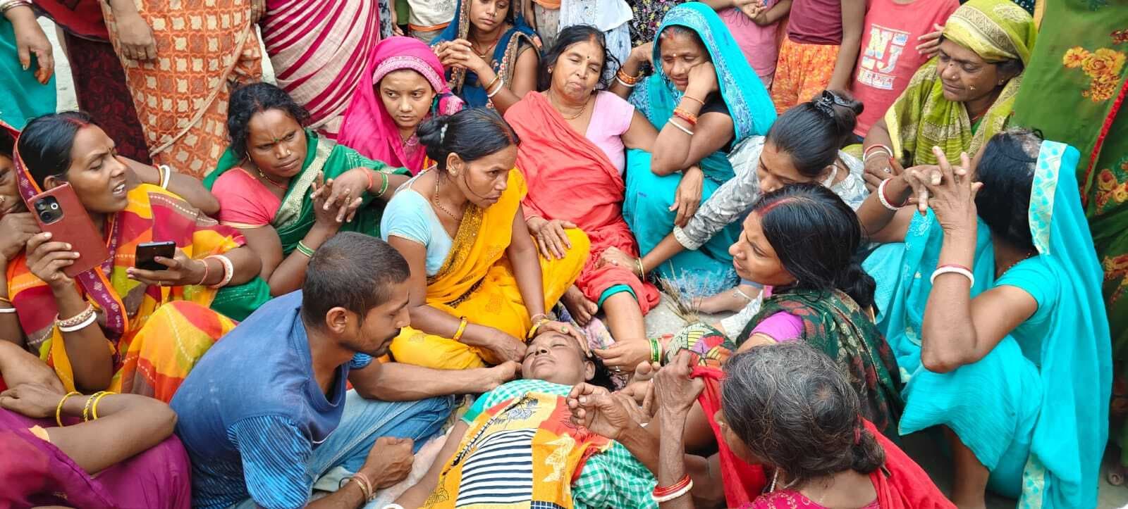 hajipur news. मवेशी के लिए भूसा निकालने गयी महिला की सर्पदंश से मौत