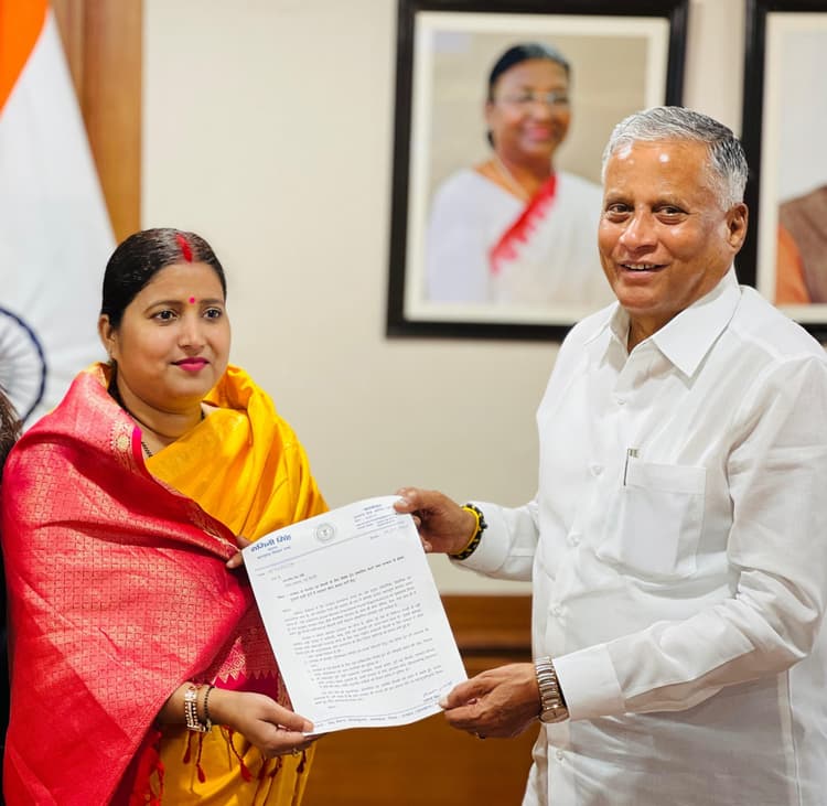 Dhanbad News : वेल्लोर और नयी दिल्ली के ट्रेन संचालन के लिए रेल राज्य मंत्री से मिलीं रागिनी