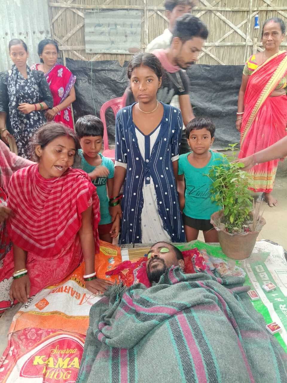 ई-रिक्शा पर विशालकाय पेड़ गिरने से घायल की मौत, दूसरा गंभीर