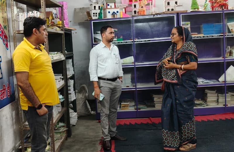 उफरैल मध्य विद्यालय का डीइओ ने किया निरीक्षण