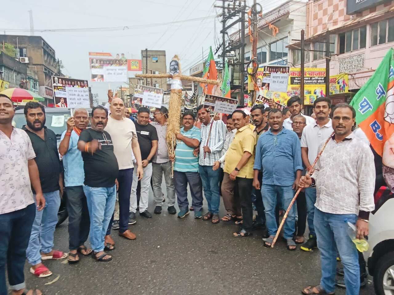 Dhanbad News : अटल क्लीनिक का नाम बदलने पर झरिया में सीएम का पुतला दहन