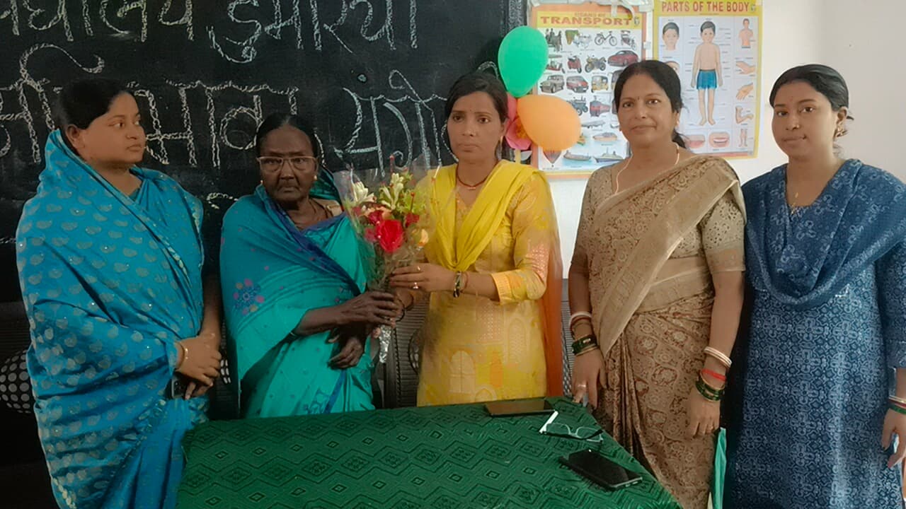 प्राथमिक विद्यालय में नयी प्रधान शिक्षिका ने लिया पदभार