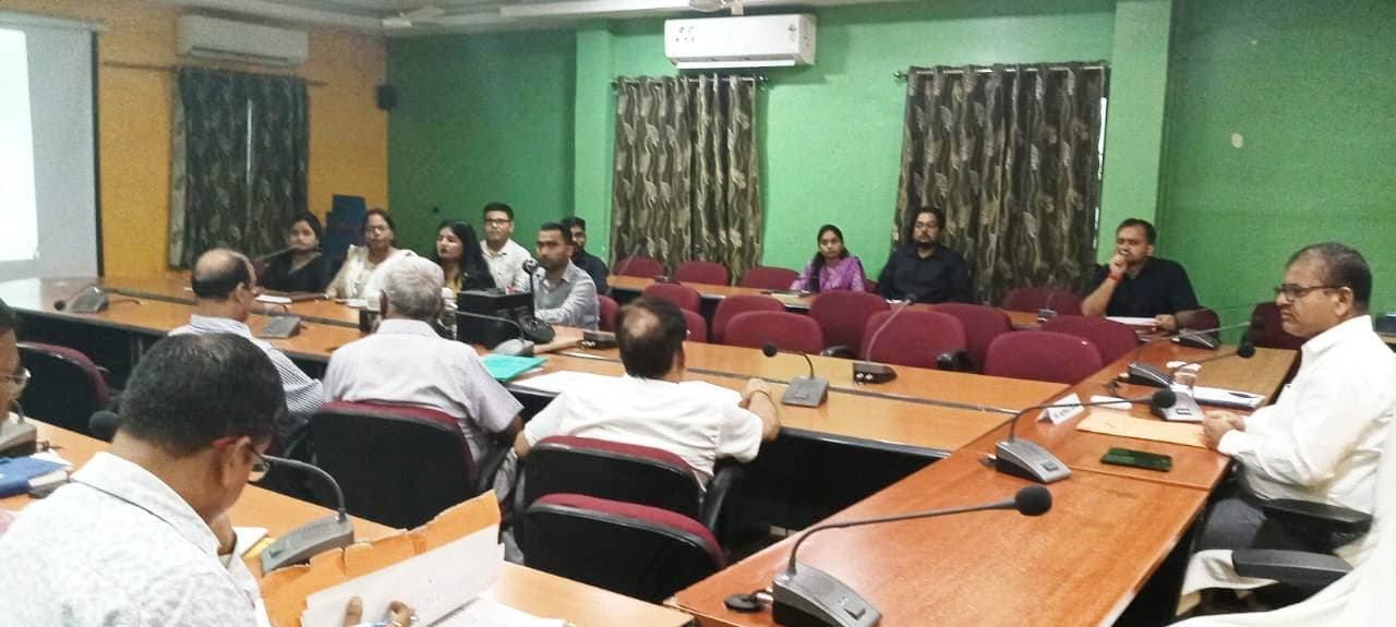 अगस्त तक सभी योजनाओं को करायें पूर्ण, डीएम ने दिया निर्देश