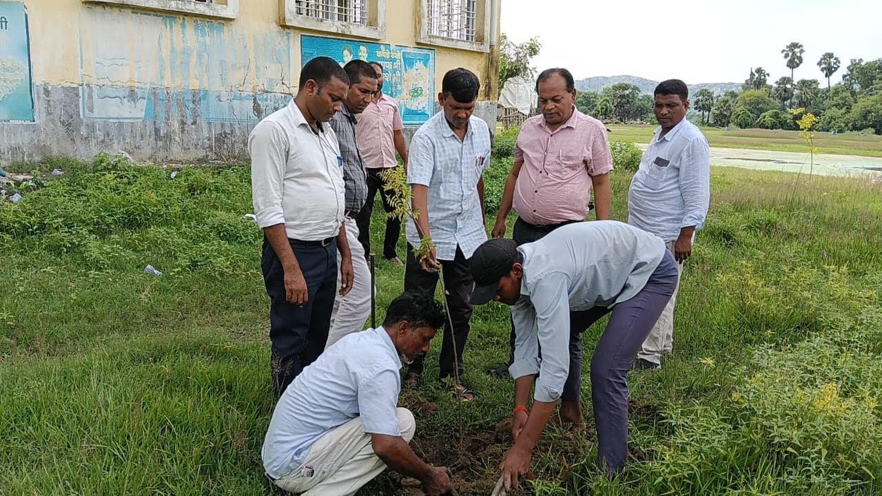 कारगिल विजय दिवस पर शहीदों की याद में किया पौधारोपण