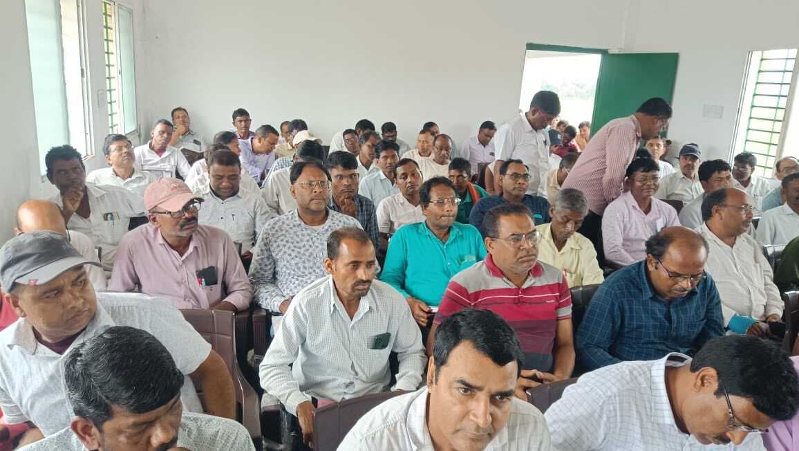 Dhanbad News : विद्यालय के पोषक क्षेत्र के निरक्षरों को साक्षर बनाने के लिए प्रशिक्षण