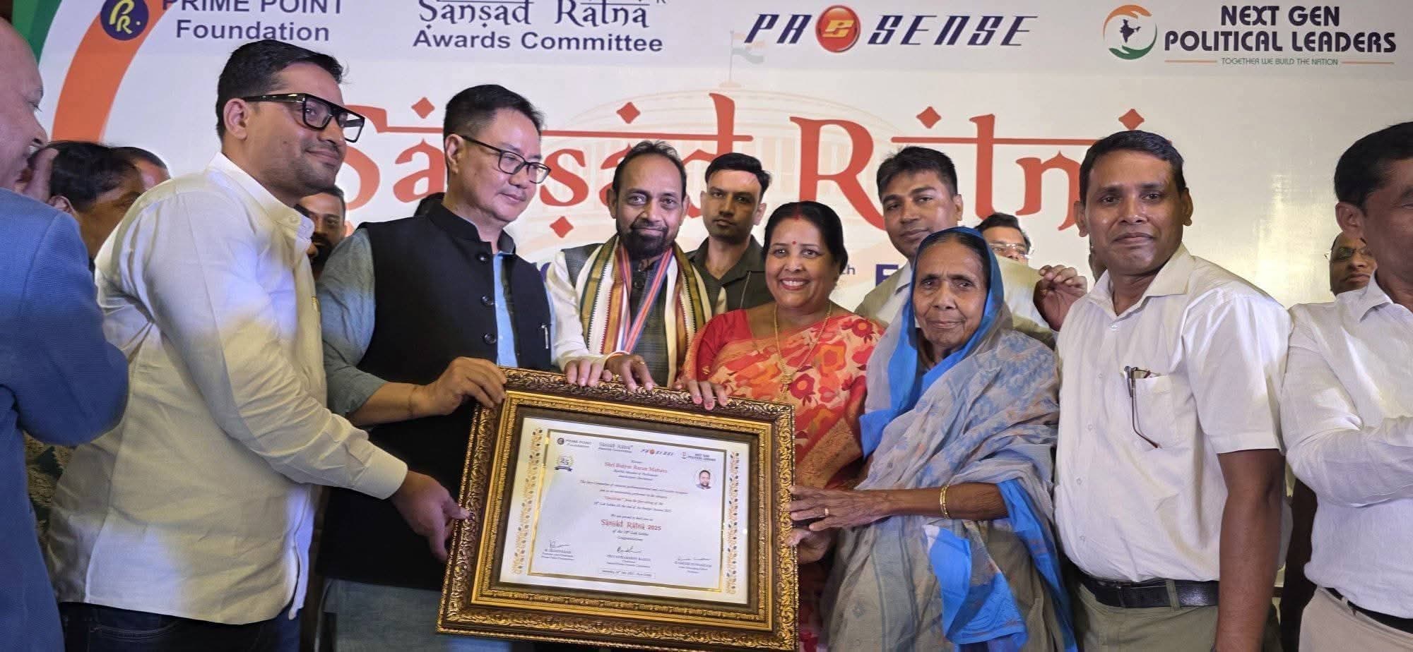 Jamshedpur news. जमशेदपुर से जीत की हैट्रिक लगाने वाले सांसद विद्युत वरण महतो को चौथी बार संसद रत्न सम्मान