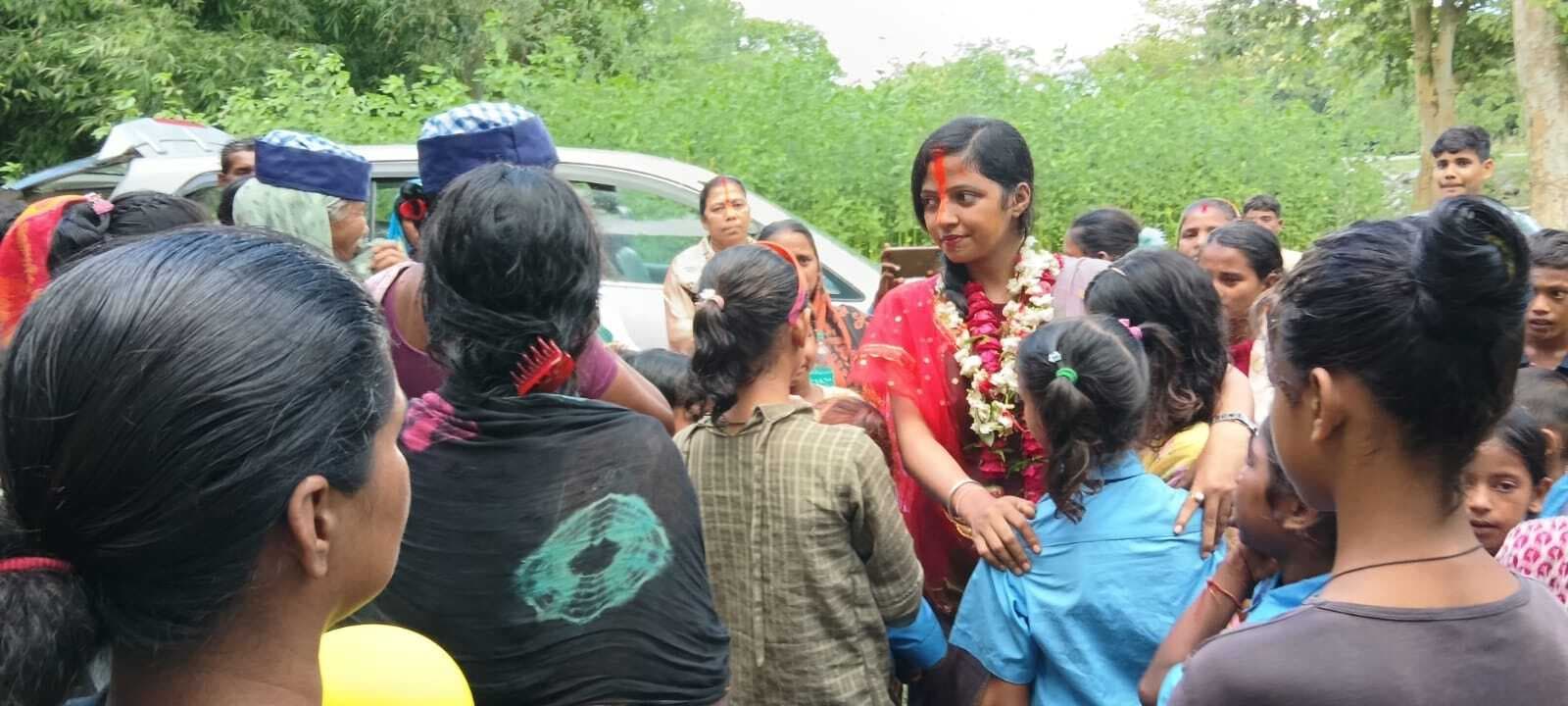 ग्रामीण महिलाओं ने खोइचा देकर शिक्षिका को दी विदाई