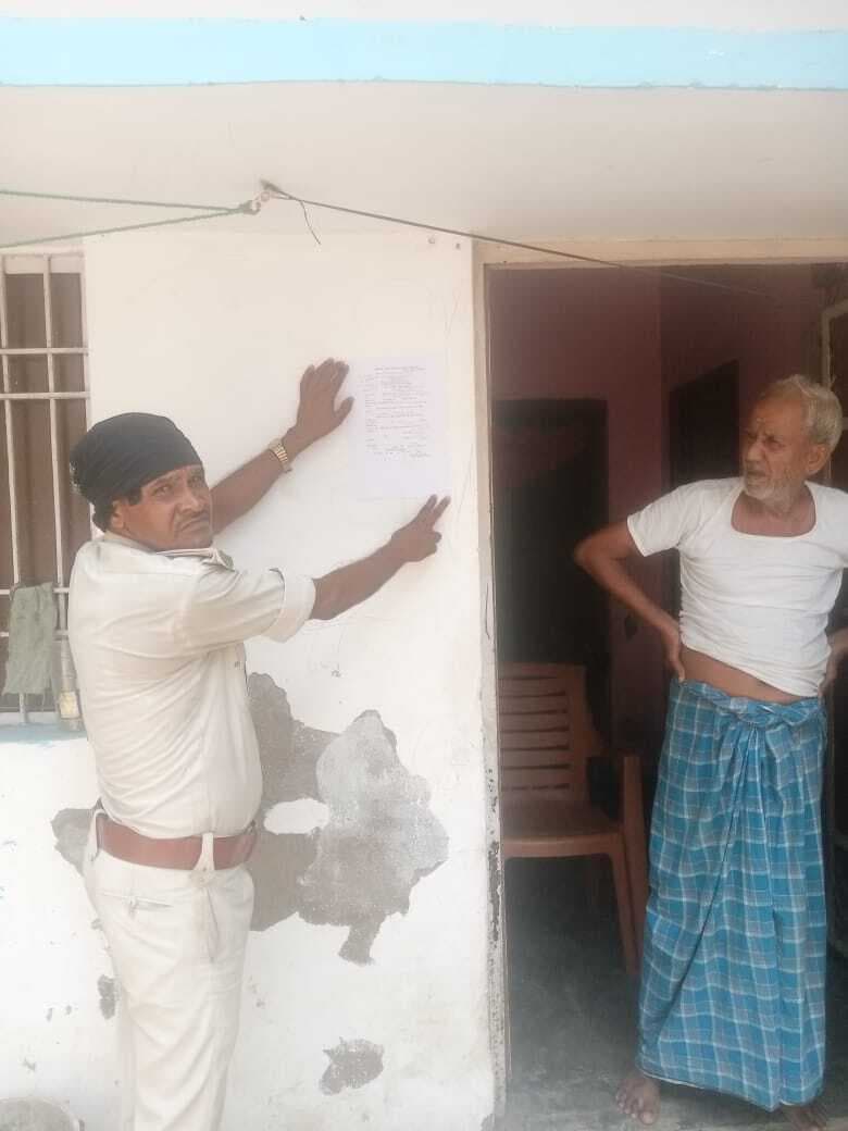 पुलिस ने फरार 10 आरोपितों के घरों पर चिपकाया इश्तेहार