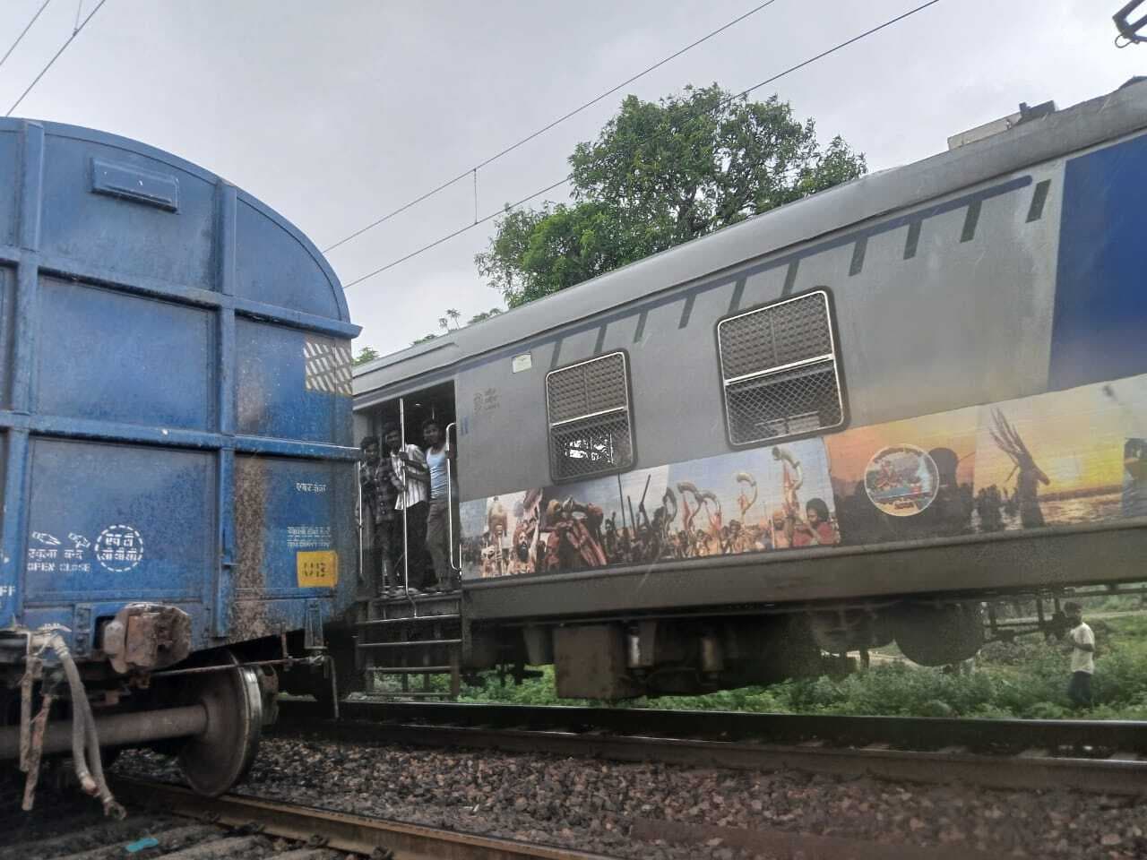 Deoghar news : मालवाहक ट्रेन का कपलिंग खुलने से डिब्बे हुए अलग , ट्रेनों का आवागमन रहा बाधित