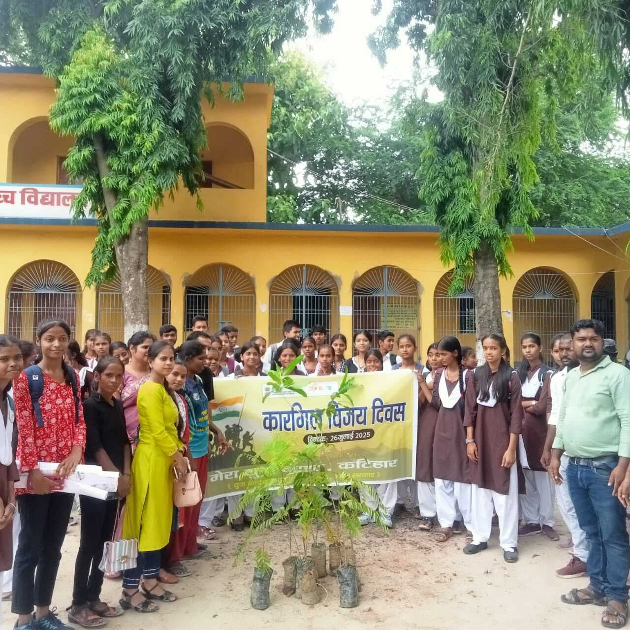 पेंटिंग प्रतियोगिता व पौधरोपण के जरिए कारगिल विजय के वीर सपूतों को किया याद