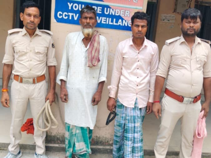 चोरी की बाइक व अन्य सामान के साथ शातिर ससुर-दामाद गिरफ्तार