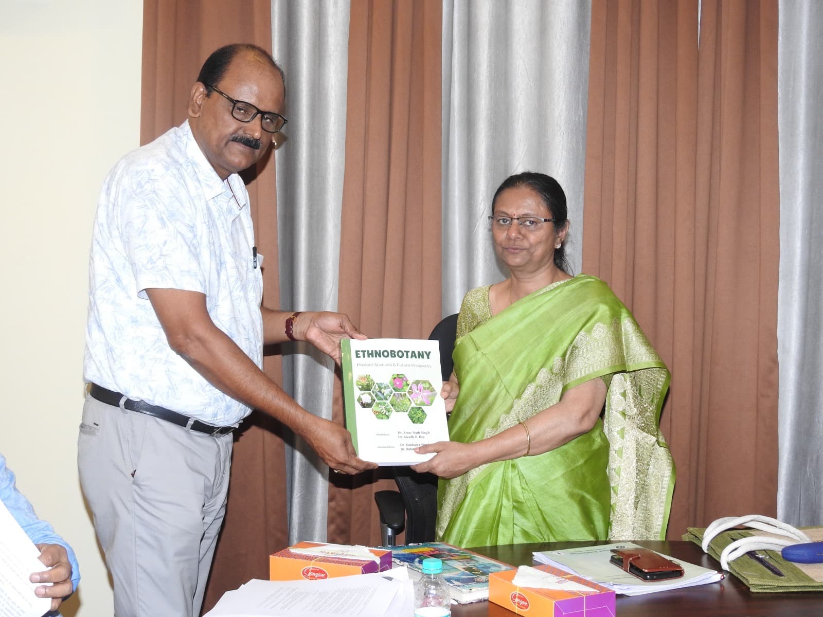 डॉ अमरनाथ ने झारखंड बायोडाइवर्सिटी बोर्ड को पुस्तक भेंट की