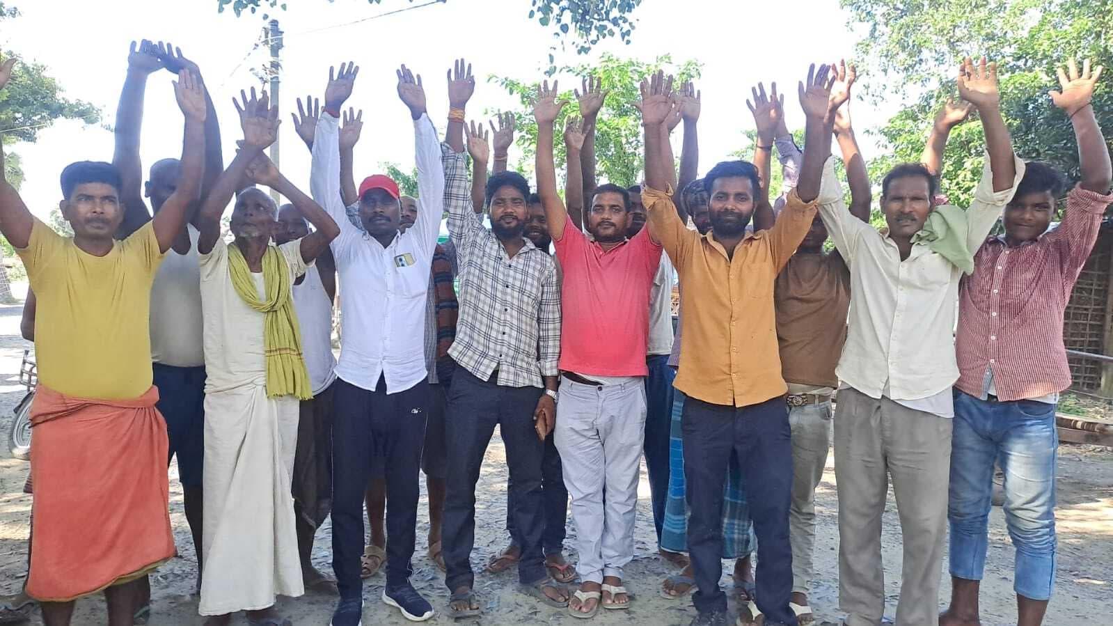 जर्जर सड़क को दुरूस्त करने की मांग को लेकर लोगों ने किया प्रदर्शन