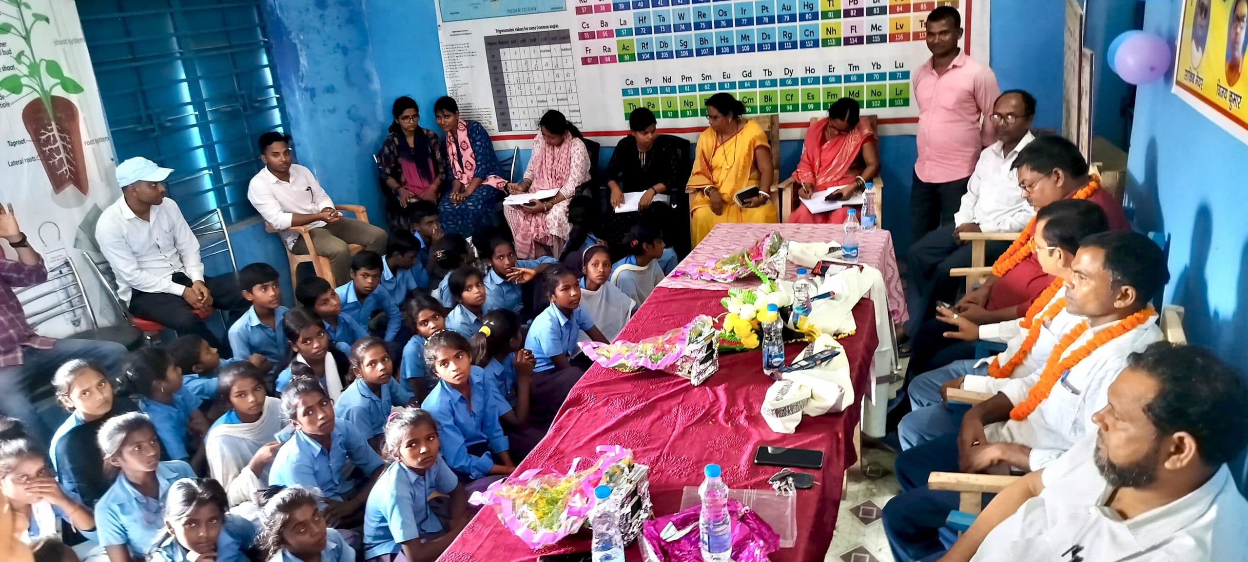 समारोह आयोजित कर शिक्षकों को दी गयी विदाई