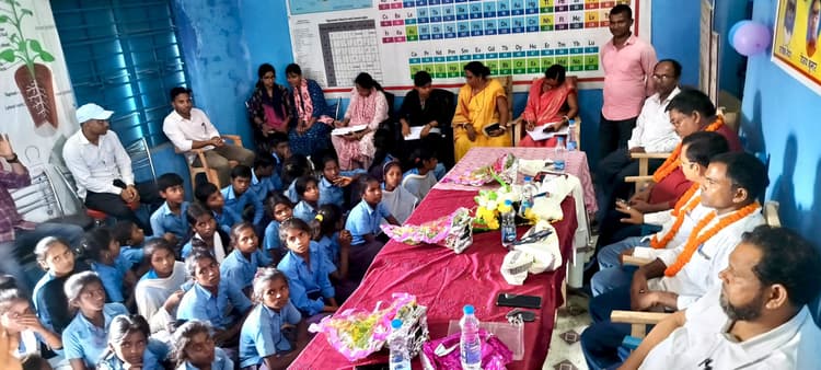 समारोह आयोजित कर शिक्षकों को दी गयी विदाई