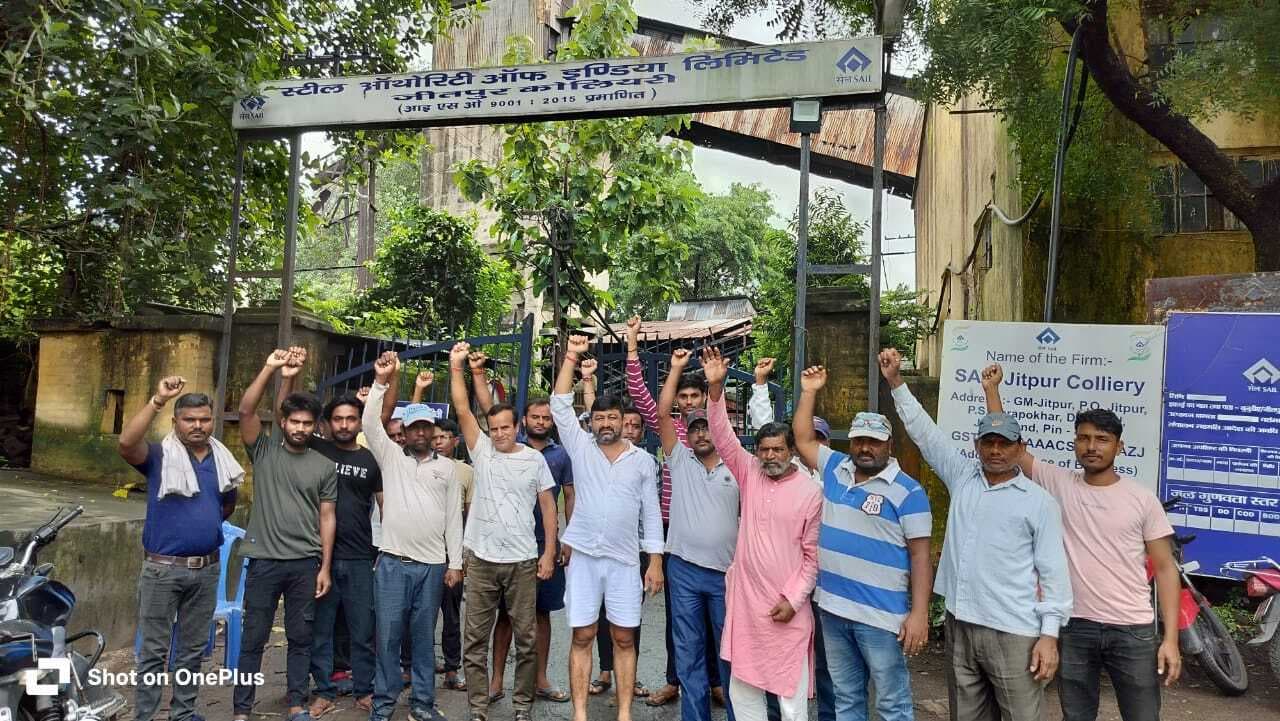 Dhanbad News : बंद जीतपुर कोलियरी से सामान ले जाने का विरोध, बैरंग लौटे सेलकर्मी