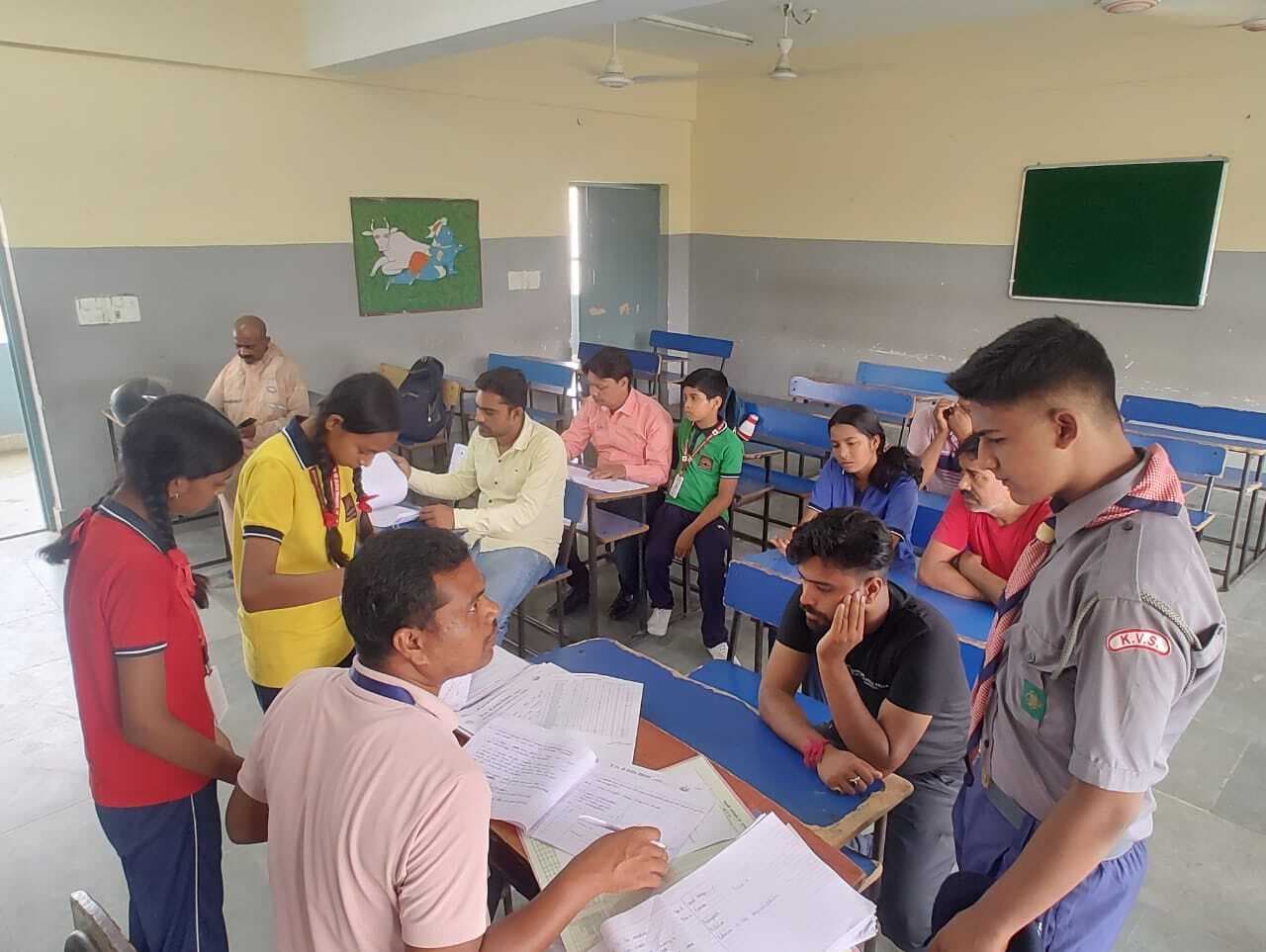 अभिभावकों ने बच्चों के प्रदर्शन की ली जानकारी