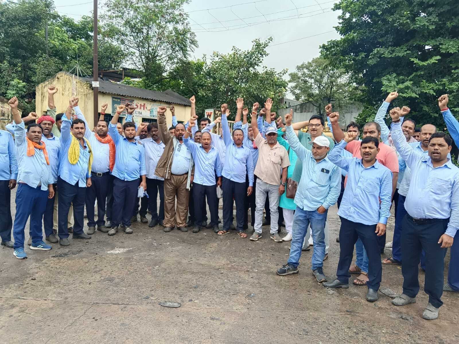 कोलियरी मजदूरों ने संडे को काम बंद करने की सूचना के खिलाफ किया विरोध-प्रदर्शन