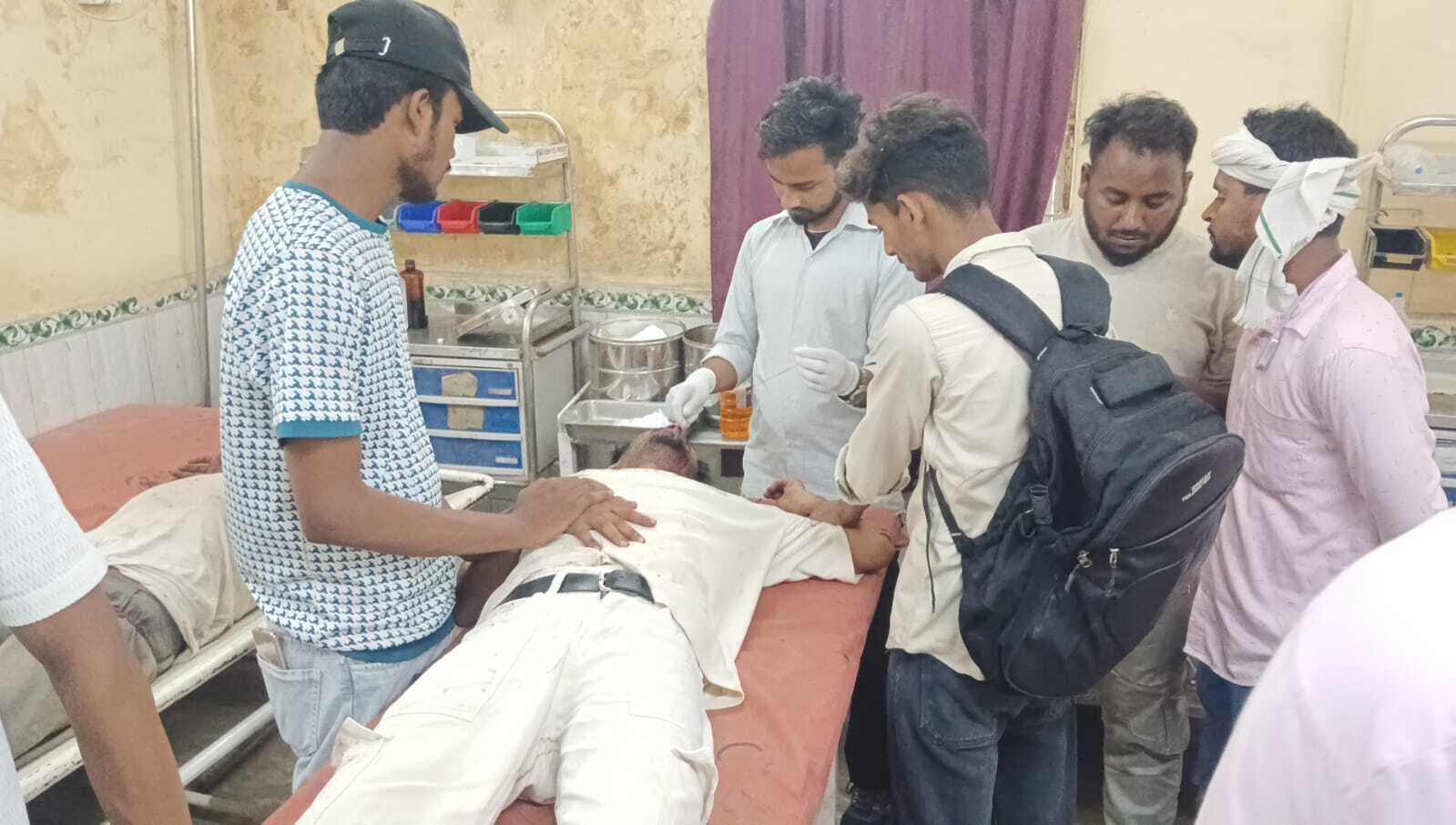 थावे के लछवार गांव के पास बाइक व ठेले की टक्कर में दो लोग घायल