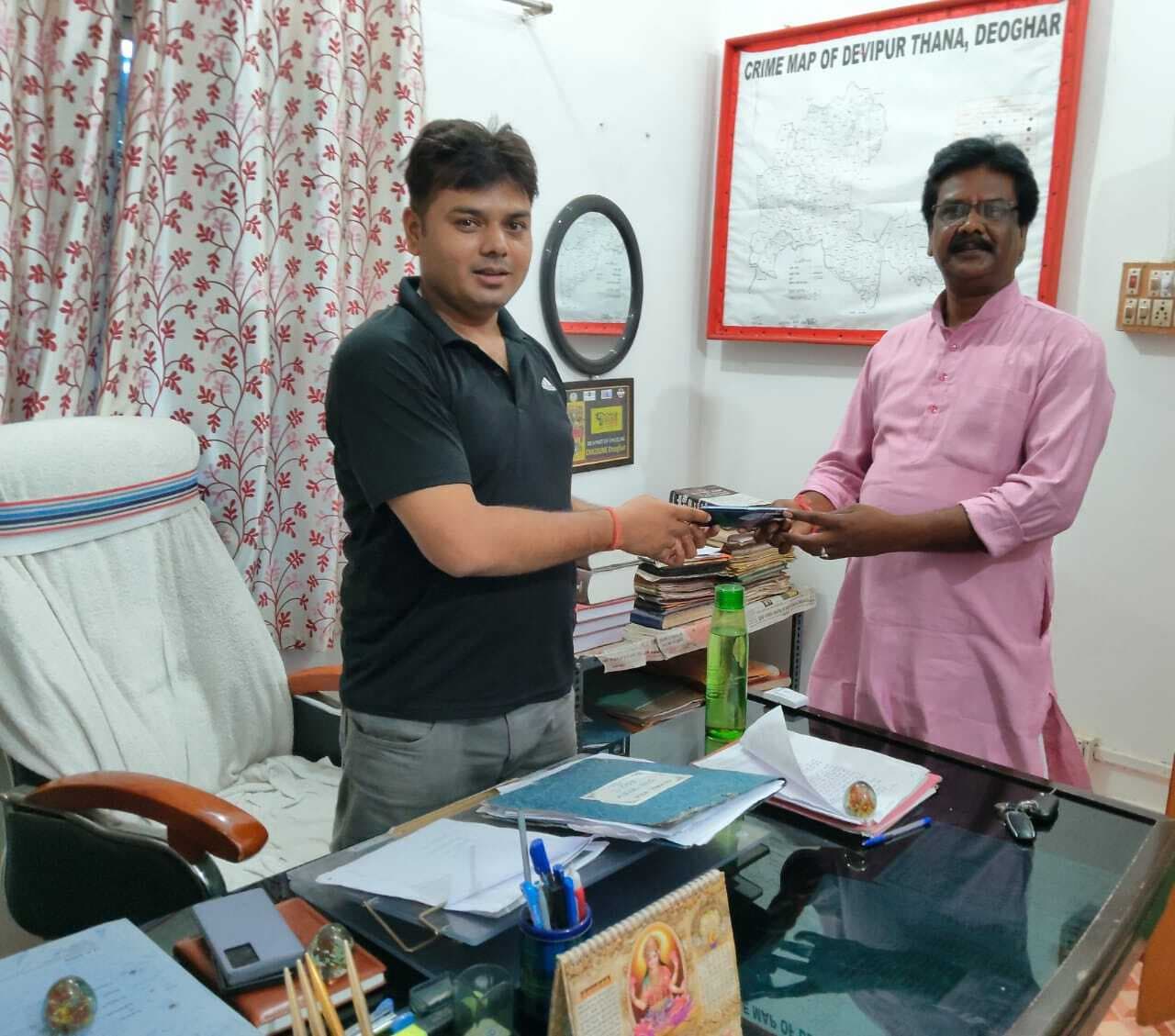 खोये मोबाइल बरामद कर पुलिस ने मालिकों को सौंपा